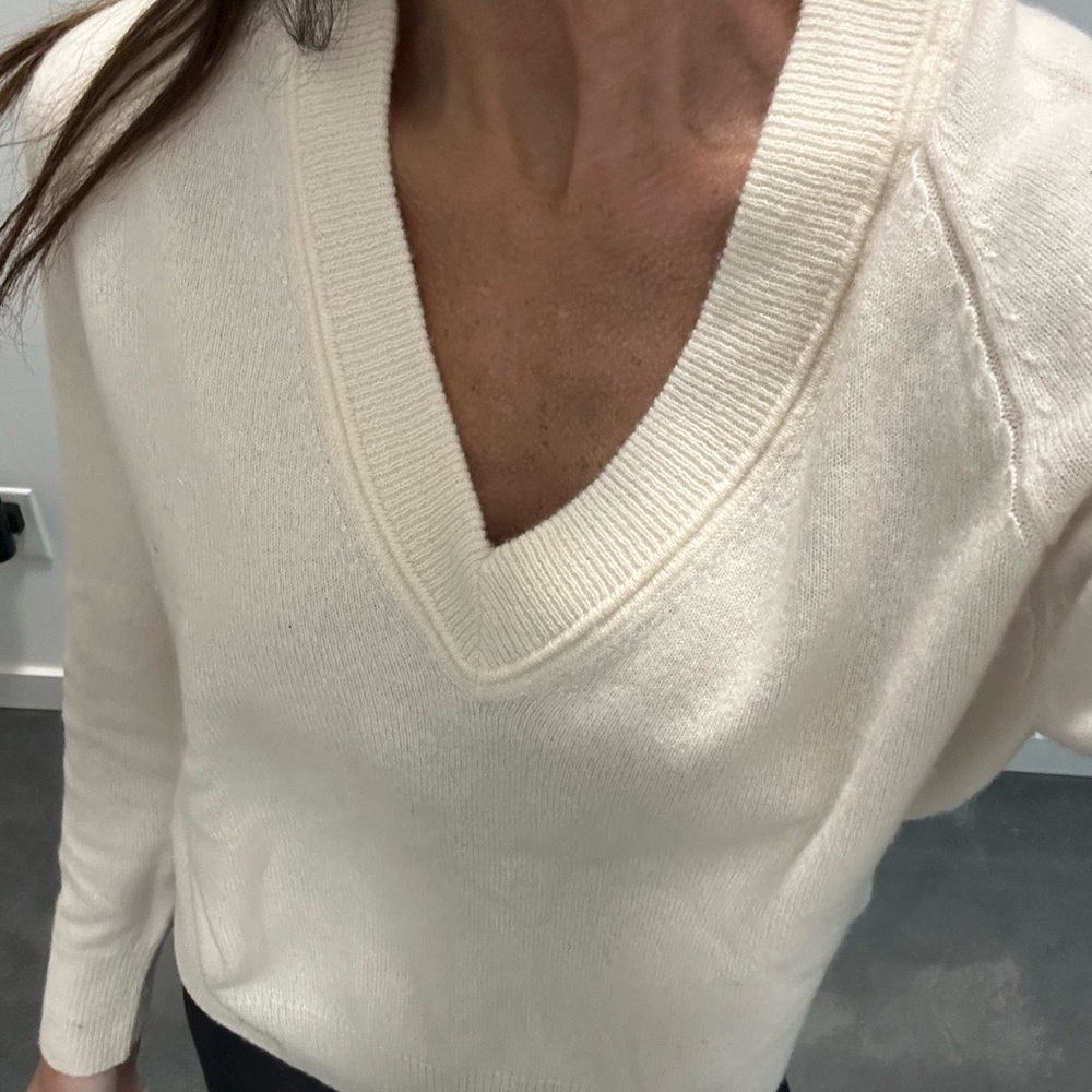 Women's Cashmere Cream V-Neck Sweater